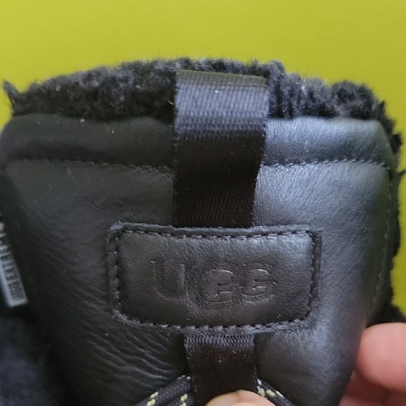 UGG Adirondack Meridian Women Black Fur Lined Boots